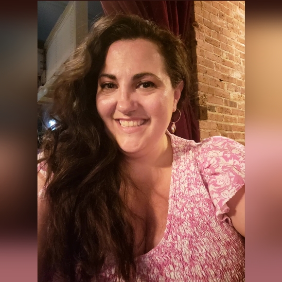 Meet your Posher, Carlie - Picture 2 of 3